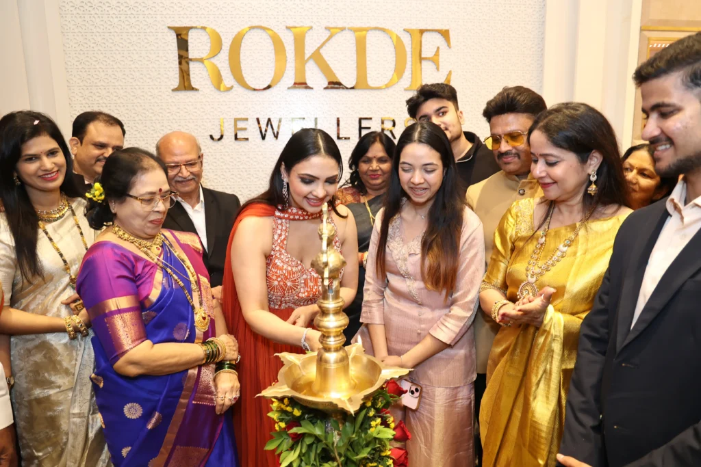 Actress Pooja Banerjee inaugurates Rokde Jewellers’ 8th showroom in Gondia with a grand ceremony