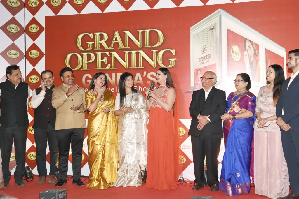 Actress Pooja Banerjee inaugurates Rokde Jewellers’ 8th showroom in Gondia with a grand ceremony