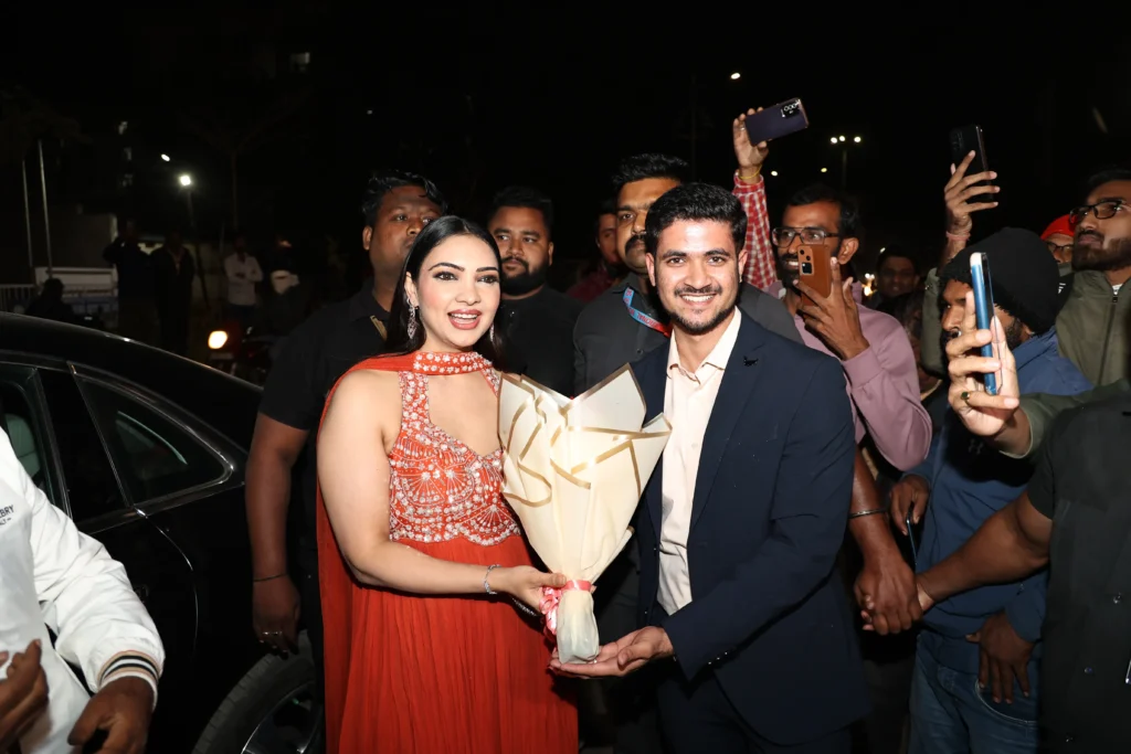 Actress Pooja Banerjee inaugurates Rokde Jewellers’ 8th showroom in Gondia with a grand ceremony