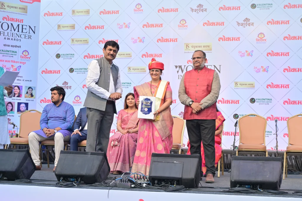 Mrs. Neha Kishorkumar Shah, Director, Chandukaka Saraf, Felicitates Influencers at Lokmat Women Influencer Awards