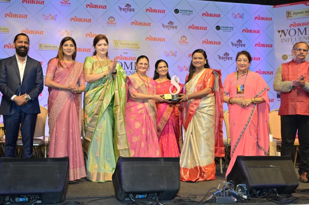 Mrs. Neha Kishorkumar Shah, Director, Chandukaka Saraf, Felicitates Influencers at Lokmat Women Influencer Awards