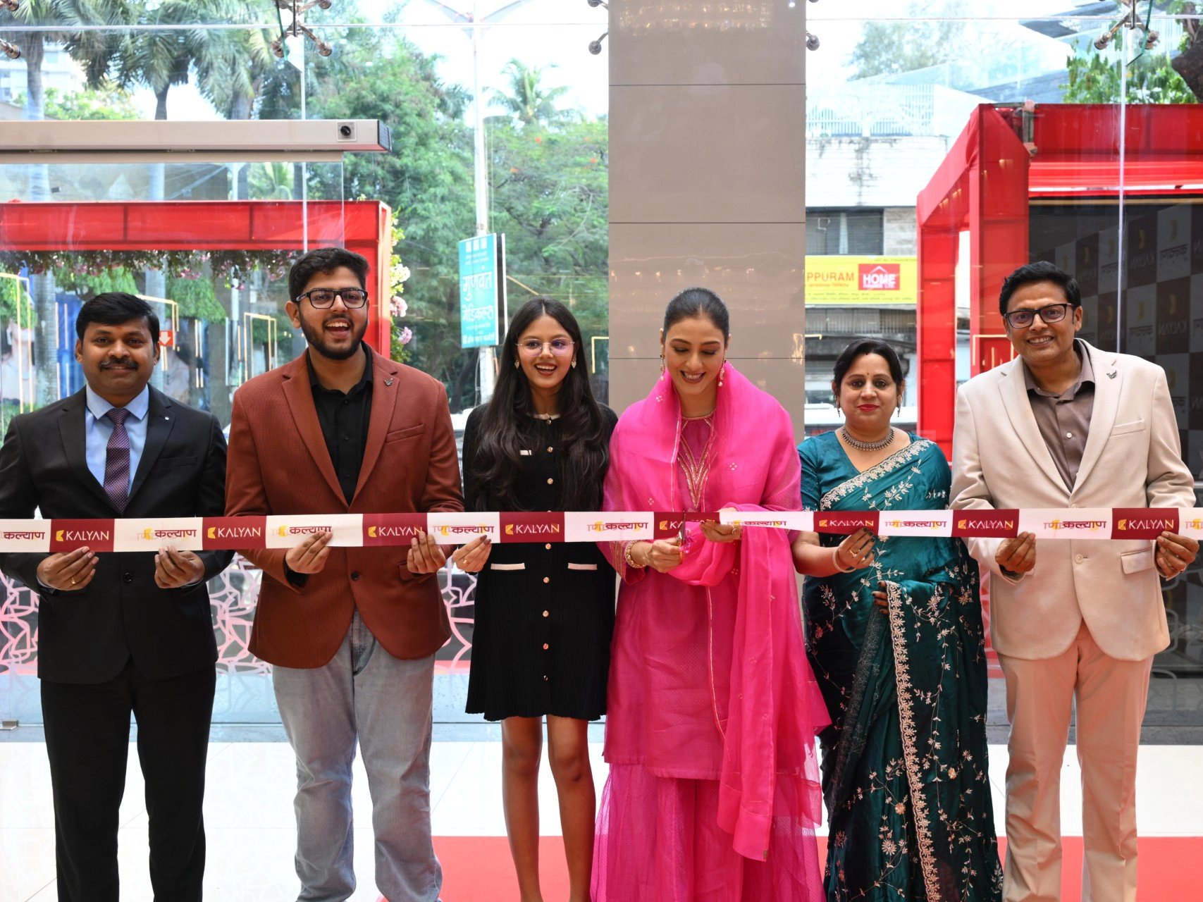 Actress Tabu Unveils Kalyan Jewellers’ Revamped Showroom in Nashik